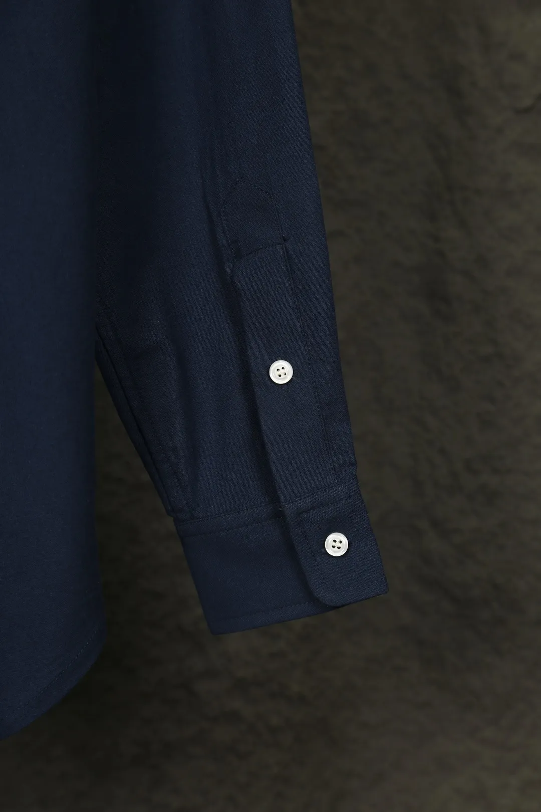 P230 Real photos [Evergreen for all seasons] Style number: 25011# Color: Navy red label/original blue/original white/matte pink/khaki/charcoal gray/black/dark blue white label Size: S to Face 100 cotton oxford spun, pre-laundering treatment, tight and soft texture ✅ - Custom dyed original pearlescent white buttons with different sizes ✅ - Special shaped chiffon foil included in the collar door tube, not easy to deform and pull ✅ - RL classic version of oxford spun shirt, thick and crisp feeling brought by oxford cloth, can be worn alone as an outer layer, can be matched with all seasons, practical wear, a must-have item in the wardrobe, start with eyes closed